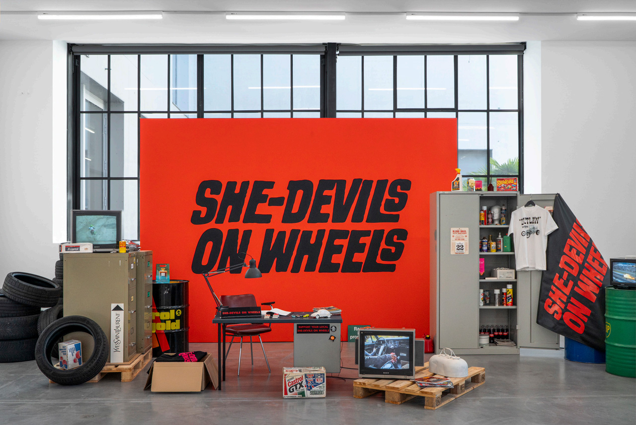 Sylvie Fleury, She-Devils on Wheels – Headquarters, 1997, Assemblage of various materials, © Sylvie Fleury, Curtesy the artist and Sammlung Migros Museum für Gegenwartskunst