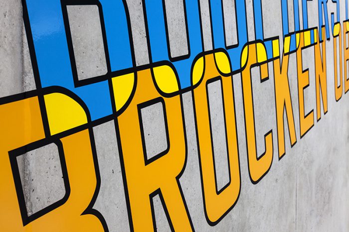 Lawrence Weiner, WHEREWITHAL | WAS ES BRAUCHT (Detail view 3rd floor, Kunsthaus Bregenz), 2016, Photo: Markus Tretter, Courtesy of Lawrence Weiner, © Lawrence Weiner, ARS-New York , Bildrecht-Wien and Kunsthaus Bregenz