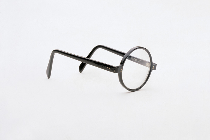 Marcel Mariën , L’introuvable, 1937, Glass and Bakelite, 17 x 28 x 18 cm , © Marcel Mariën / 2018 Artists Rights Society (ARS)-New York / SABAM-Brussels