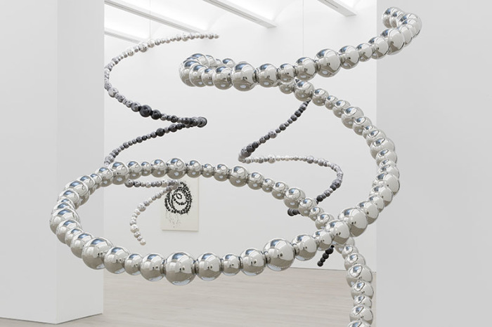 Jean-Michel Othoniel, View of the exhibtion “Dark Matters” at Perrotin-New York (3/3-15/4/18), Photo : Guillaume Ziccarelli, Courtesy Perrotin