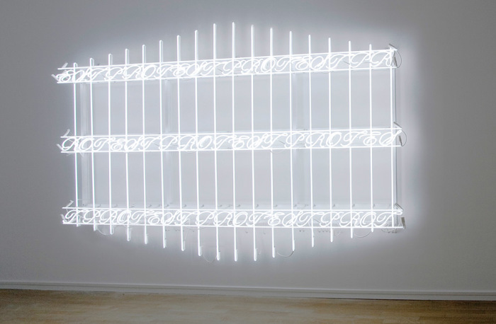 Iván Navarro, The Protest Fence, 2013, Neon, aluminum structure and electricity, 218,4 x 299,7 cm, Courtesy of the artist and Galerie Templon Paris-Brussels