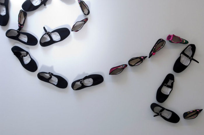 Shen Yuan, Uncomfortable shoes (Elles sont parties pourtant elles n’ont nulle part où aller), 2008, Chinese shoes, Dimensioni variabile , Installation view Le degré zéro de l’espace, kamel mennour-Paris, 2008, © Shen Yuan, Courtesy the Artist and kamel mennour-Paris/London / Photo: Marc Domage