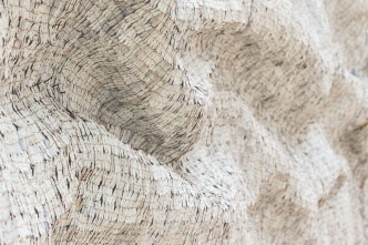 El Anatsui, Rising Sea(Detail), 2019, Installation view Haus der Kunst, Photo: Maximilian Geuter, Courtesy the artist and Haus der Kunst