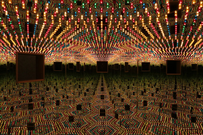 Yayoi Kusama, Infinity Mirror Room — Love Forever, 1966/94, Wood, mirrors, metal, lightbulbs, 210.2 x 240.2 x 205.2 cm, © Yayoi Kusama, Courtesy: Ota Fine Arts