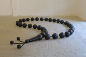 Mona Hatoum, Worry Beads, 2009, Patinierte Bronze, Weichstahl Courtesy of Mona Hatoum Foundation, © Mona Hartoum, Foto: Courtesy Beirut Art Center; Foto: Agop Kanledjian (Installationsansicht Beirut Art Center)