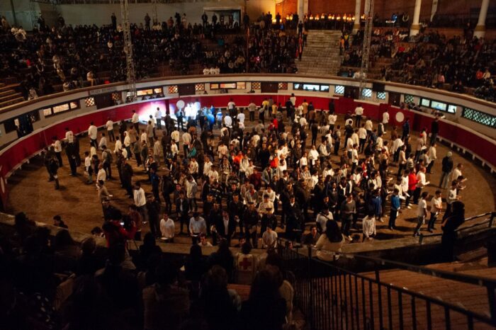 Suzanne Lacy, De tu puño y letra. Diálogos en el ruedo, 2015, Performance, Plaza Belmonte bullring, Quito, Ecuador © Suzanne Lae, Courtesy the arist Photo: Christoph Hirtz