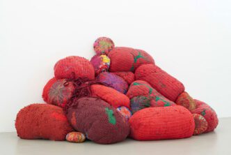 Sheila Hicks, Rempart, 2016 (installation view, Meyer-Riegger, Berlin, 2023); private collection, courtesy the artist and galerie frank elbaz, Paris