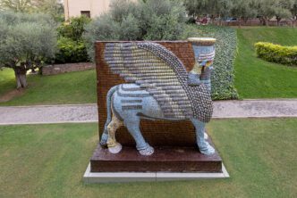 Michael Rakowitz, The Invisible Enemy Should Not Exist (Lamassu of Nineveh), 2018, 10,500 Iraqi date syrup cans, metal frame, 4.69 x 1.70 x 4.48 m, Commissioned for the Mayor of London's Fourth Plinth Programme, Courtesy Mayor of London and the Artist Installation view Lamassu of Nineveh (2018) | Michael Rakowitz & Ancient Cultures, 2025 | A collaboration between NEON + the Acropolis Museum | Photography © Natalia Tsoukala | Courtesy ΝΕΟΝ, the Acropolis Museum and the artist