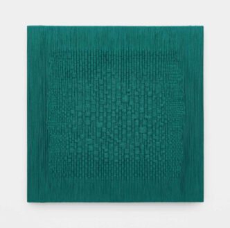 Sheila Hicks, Emerald Appearing Disappearing / Emeraude Apparaissant Disparaissant, 2025, Linen, 120 x 120 cm (47 1/4 x 47 1/4 in.), © Sheila Hicks, Courtesy the artist, galerie frank elbaz & Shibunkaku