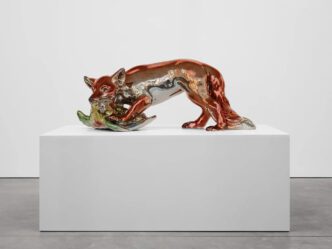 Jeff Koons, Fox with Bird, 2016–2023, mirror-polished stainless steel with transparent color coating, 25 x 64 x 27 1/4 inches, 63.5 x 162.7 x 69.3 cm, Edition of 3 plus AP, © & Courtesy Jeff Koons