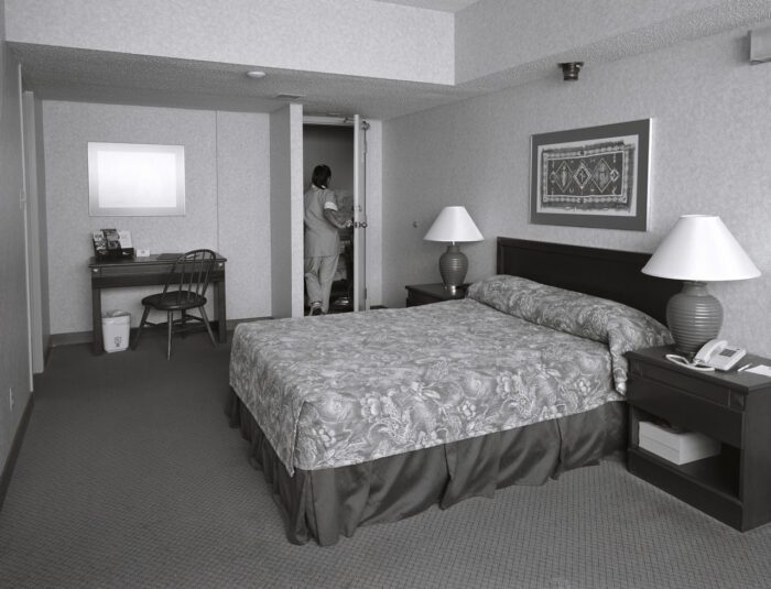 Jeff Wall, Housekeeping, 1996, gelatin silver print, 200 x 262 cm, ©: Jeff Wall, Courtesy: Hauser & Wirth