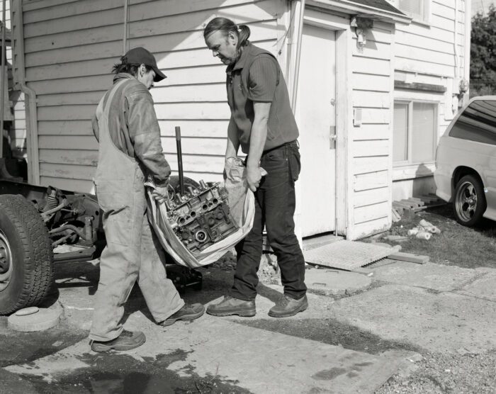 Jeff Wall, Men move an engine block, 2008, silver gelatin print, 136 x 174 cm, ©: Jeff Wal, Courtesy: the Artist and White Cube