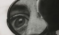 Raoul-Hausmann_Ohne-Titel-Auge-im-Vergroesserungsspiegel_1931_Berlinische-Galerie