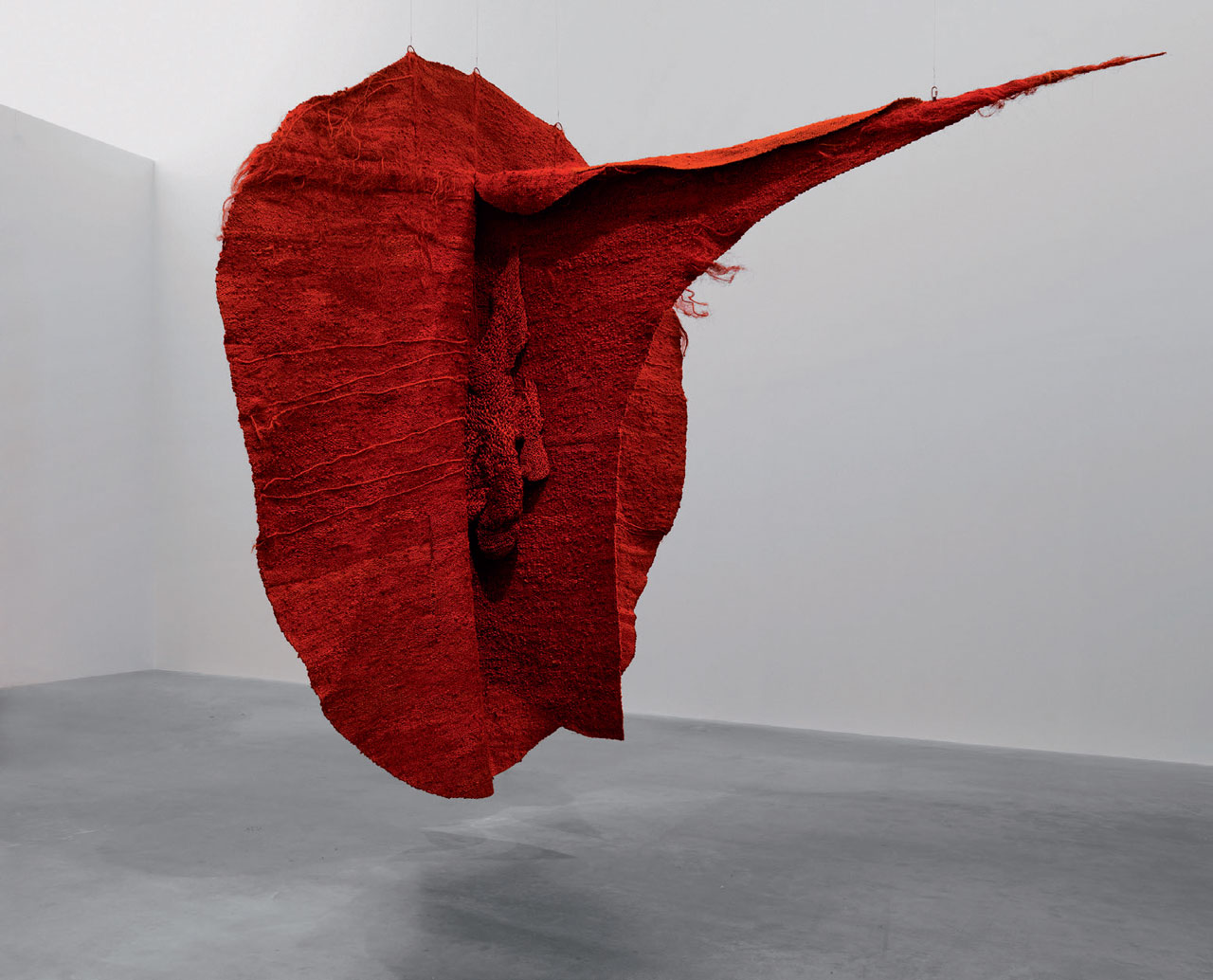Magdalena Abakanowicz. Abakan rouge, 1969, Tate, Présenté anonymement, 2009. Photo: © Magdalena Abakanowicz