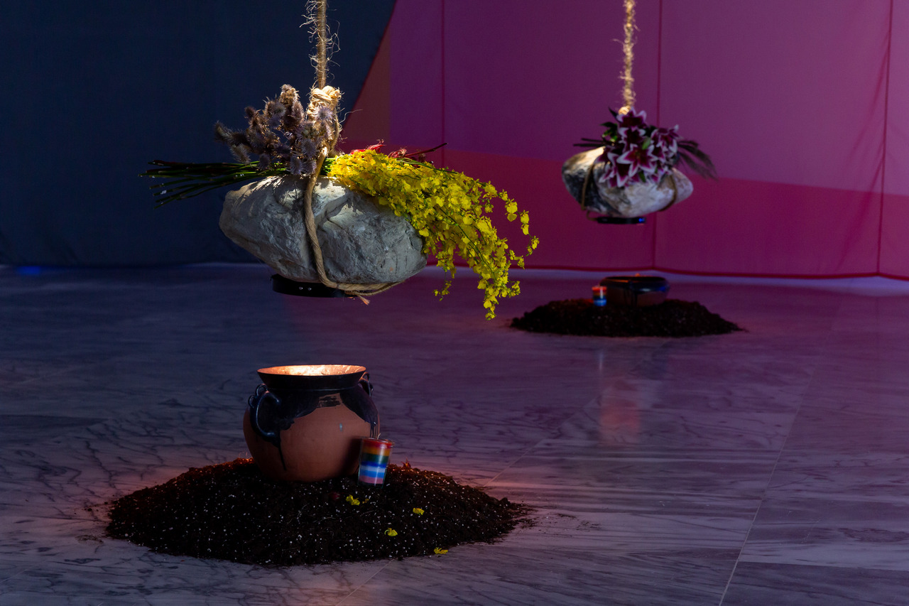 Edgar Calel, K’obomanik (Gratitude for everything that lights up and turns off before our eyes), 2025, Stones, rope, soil, ceramics, water and digital screens, Dimensions variable, Courtesy of the artist, Mendes Wood DM, Sao Paulo; and Proyectos Ultravioleta, Guatemala City, Commissioned by Taipei Biennial 2025. Image courtesy of Taipei Fine Arts Museum