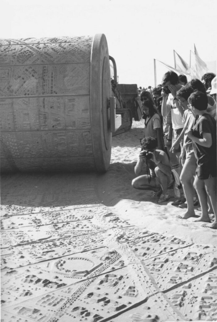 Carl Cheng, Documentation of Carl Cheng’s Santa Monica Art Tool and its installation Walk on LA (Detail), 1988, Santa Monica State Beach, © Carl Cheng, Courtesy the artist