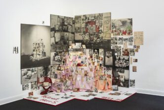 Anna Oppermann, Portrait Herr S., 1971 - 1979, installation with photo, linen and various objects, 300 × 300 × 300 cm, © Anna Oppermann, Courtesy the artist and Galerie Max Mayer