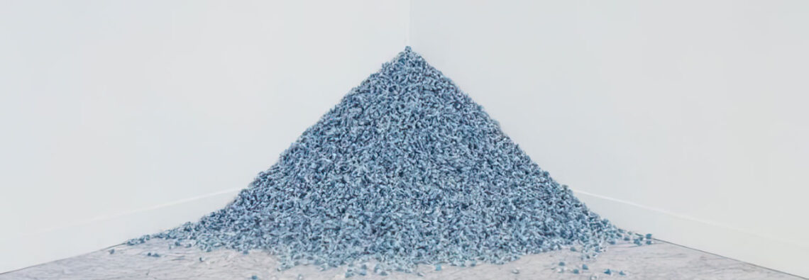 Felix Gonzalez-Torres. “Untitled” (Revenge), 1991 Blue candies in clear wrappers, endless supply. Overall dimensions vary with installation. Ideal weight: 325 lb. Installation view: El Jardín Salvaje [The Savage Garden]. La Fundación Caja de Pensiones, Madrid. 22 enero – 10 marzo de 1991. Cur. Dan Cameron. Photographer: Javier Campano © Estate Felix Gonzalez-Torres, cortesía de Felix Gonzalez-Torres Foundation