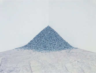Felix Gonzalez-Torres. “Untitled” (Revenge), 1991 Blue candies in clear wrappers, endless supply. Overall dimensions vary with installation. Ideal weight: 325 lb. Installation view: El Jardín Salvaje [The Savage Garden]. La Fundación Caja de Pensiones, Madrid. 22 enero – 10 marzo de 1991. Cur. Dan Cameron. Photographer: Javier Campano © Estate Felix Gonzalez-Torres, cortesía de Felix Gonzalez-Torres Foundation