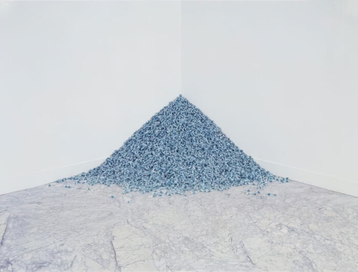Felix Gonzalez-Torres. “Untitled” (Revenge), 1991 Blue candies in clear wrappers, endless supply. Overall dimensions vary with installation. Ideal weight: 325 lb. Installation view: El Jardín Salvaje [The Savage Garden]. La Fundación Caja de Pensiones, Madrid. 22 enero – 10 marzo de 1991. Cur. Dan Cameron. Photographer: Javier Campano © Estate Felix Gonzalez-Torres, cortesía de Felix Gonzalez-Torres Foundation