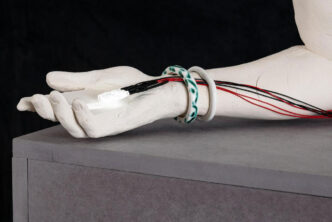 Rosmarie Lukasser, Smart Arm i5.0/ 1-6, 2025, ceramic, LED, Gmundner Keramik, 36 x 13 x 40 cm, © Rosmarie Lukasser, Courtesy the artist and Galerie Krinzinger