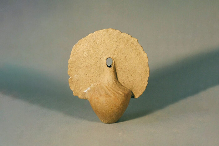 Elina Belou,Vase paon, 2026, Handmade stoneware with glaze, gold 10K, 23 x 19 x 5 cm | 9.1 x 7.5 x 2 in,Courtesy of the artist and Bernier/Eliades Gallery , Photo: Elina Belou